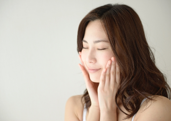 薔薇の化粧品を使用する人物イメージ画像　■年齢に合った化粧品でスキンケア｜美肌キープに薔薇の化粧品を（8,000円以上お買い上げで送料無料）